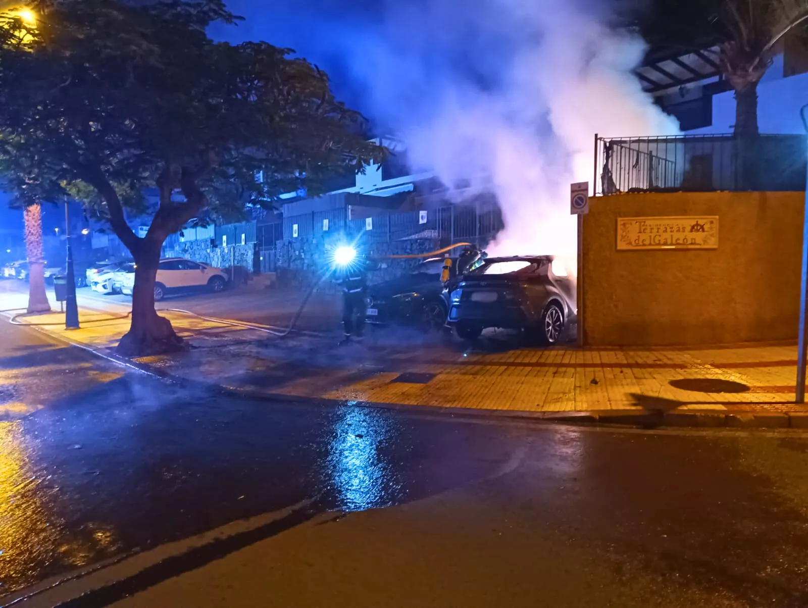 Fuego en un vehículo en Adeje. / BOMBEROS DE TENERIFE