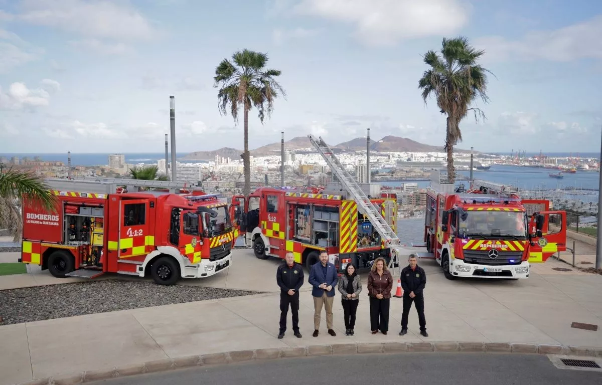La alcaldesa, Carolina Darias, en el centro, presenta los tres nuevos camiones de Bomberos. AH