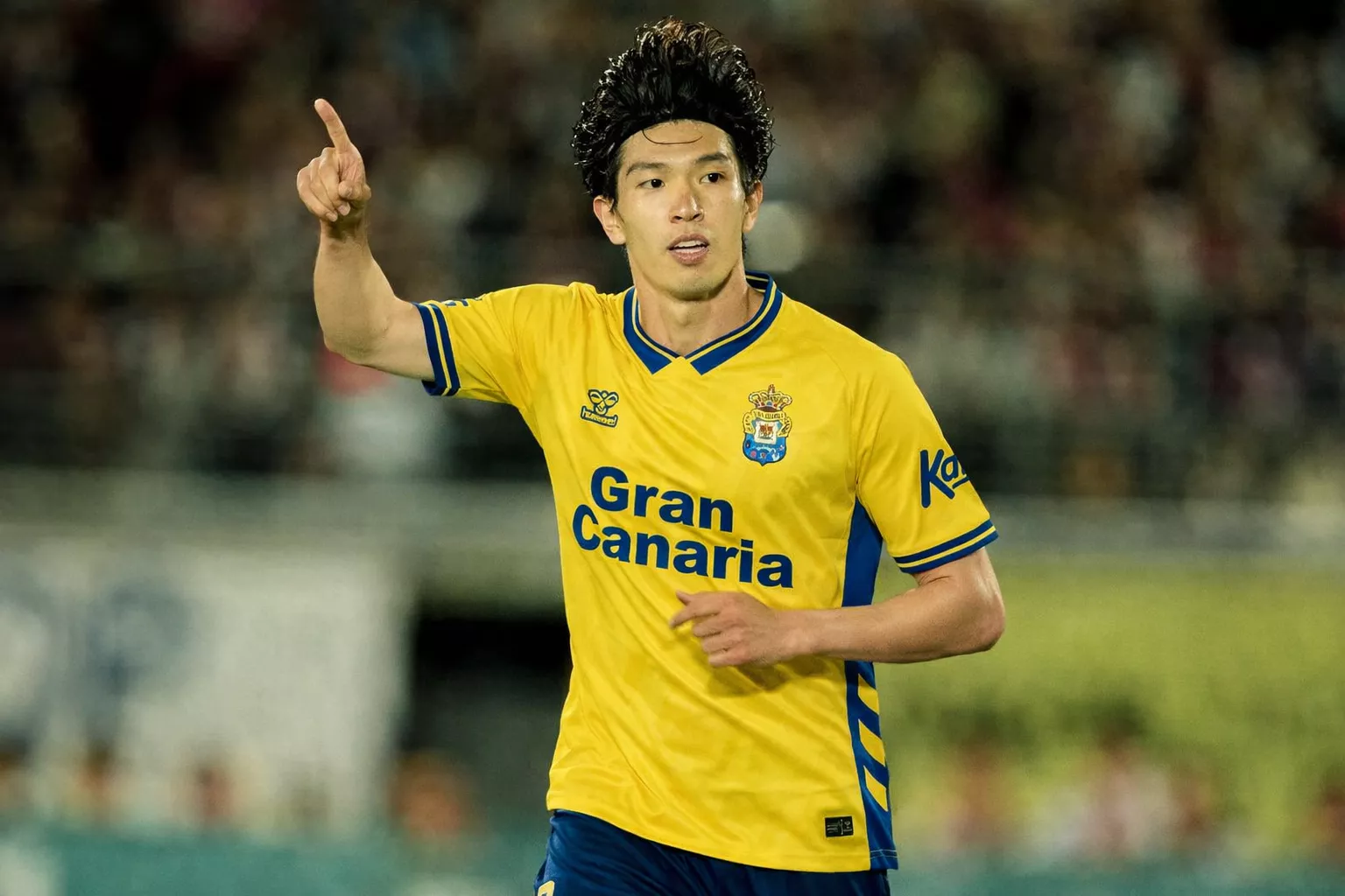 Fotomontaje del delantero japonés Taisei Miyashiro con la elástica amarilla. AH