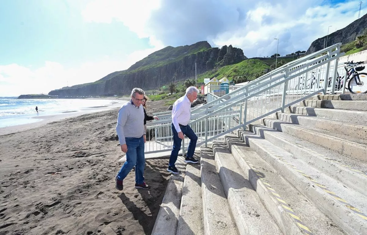 Los concejales Pedro Quevedo y Mauricio Roque visitan las nuevas rampas de la playa de La Laja. AH
