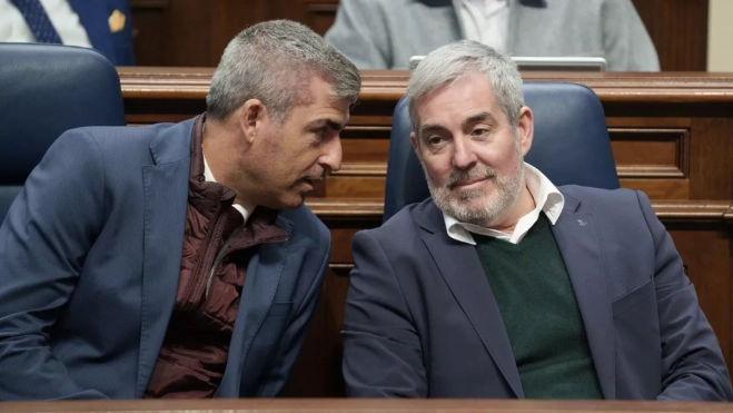 Manuel Domínguez conversa con Fernando Clavijo / EFE - RAMÓN DE LA ROCHA Manuel Domínguez conversa con Fernando Clavijo / EFE - RAMÓN DE LA ROCHA