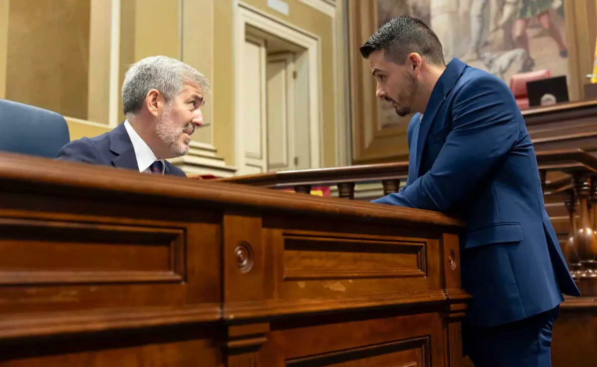 Fernando Clavijo conversa con David Toledo / EFE - MIGUEL BARRETO