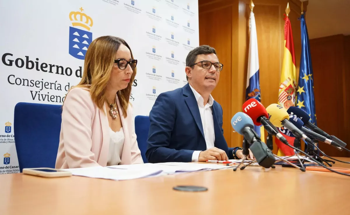 El consejero de Obras Públicas del Gobierno de Canarias, Pablo Rodríguez, y la directora general de Infraestructura Viaria, Rosana Melián / EFE