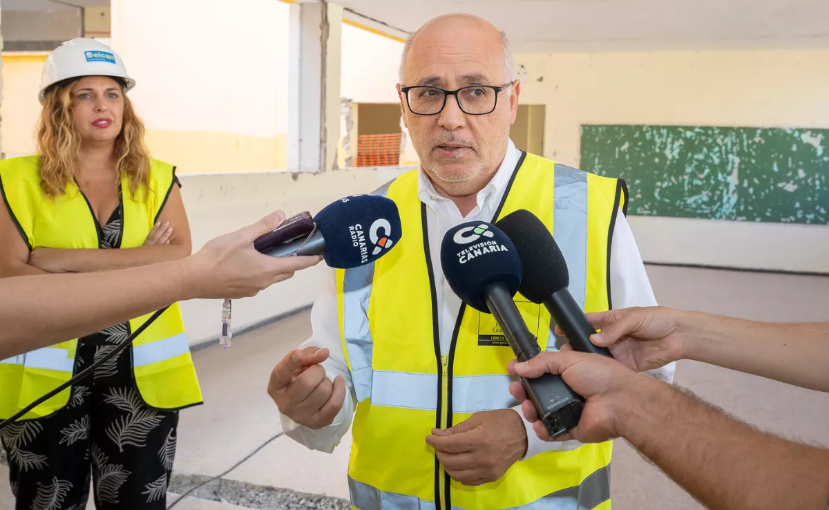El presidente del Cabildo, Antonio Morales; y la consejera de Política Social, Isabel Mena, en el centro de La Paterna / CABILDO DE GRAN CANARIA