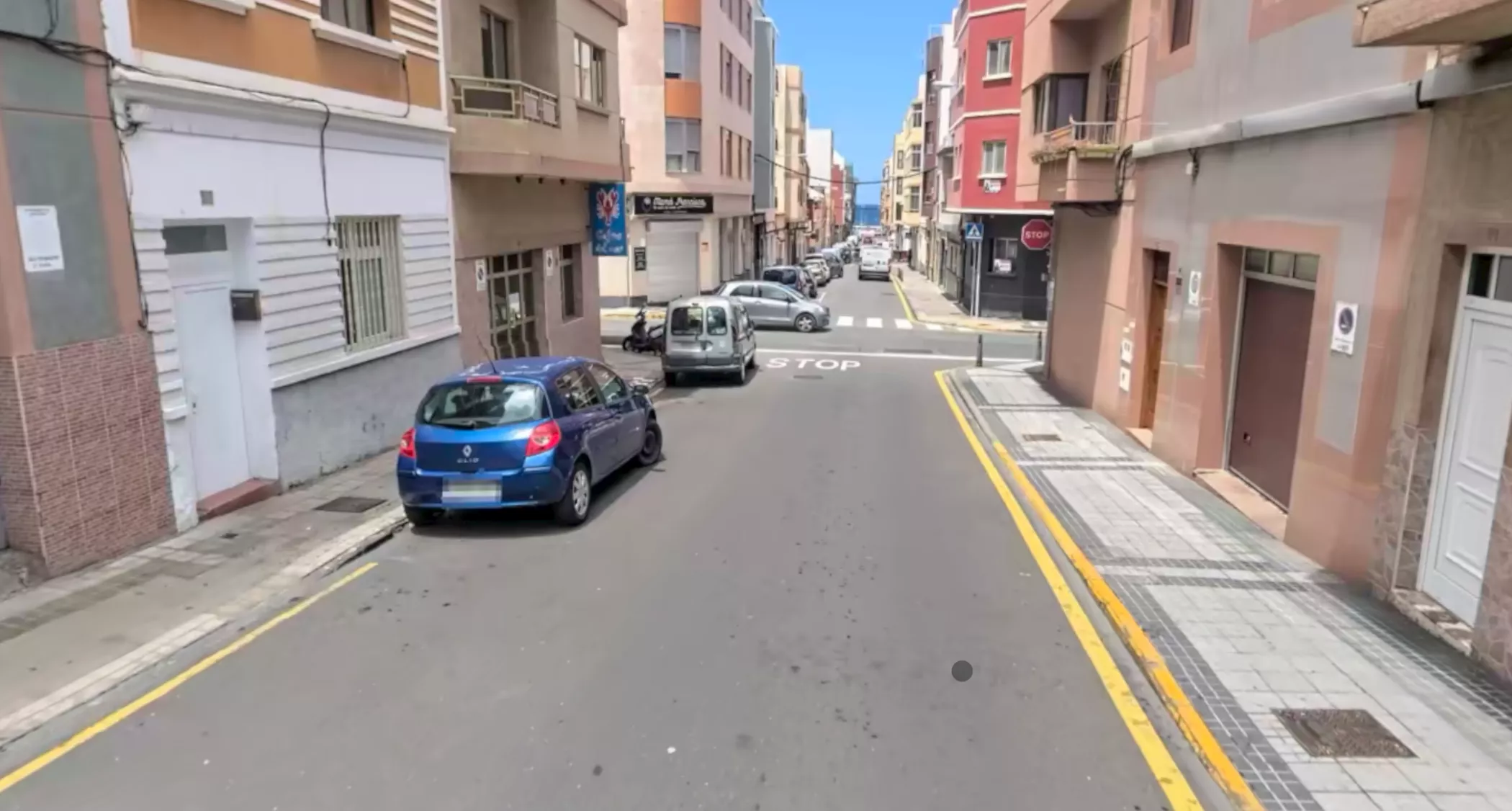 Las Palmas de Gran Canaria precinta una vivienda vacacional en la calle Covadonga, en Guanarteme, por operar sin licencia. / AH