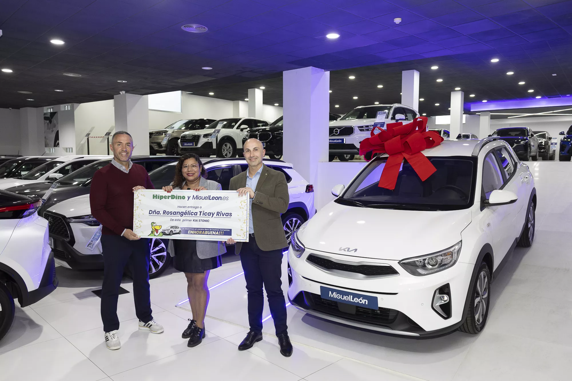 Entrega del vehículo a la ganadora.