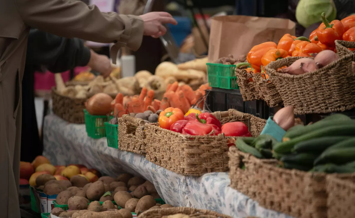 Imagen de un puesto en un mercado / CANVA
