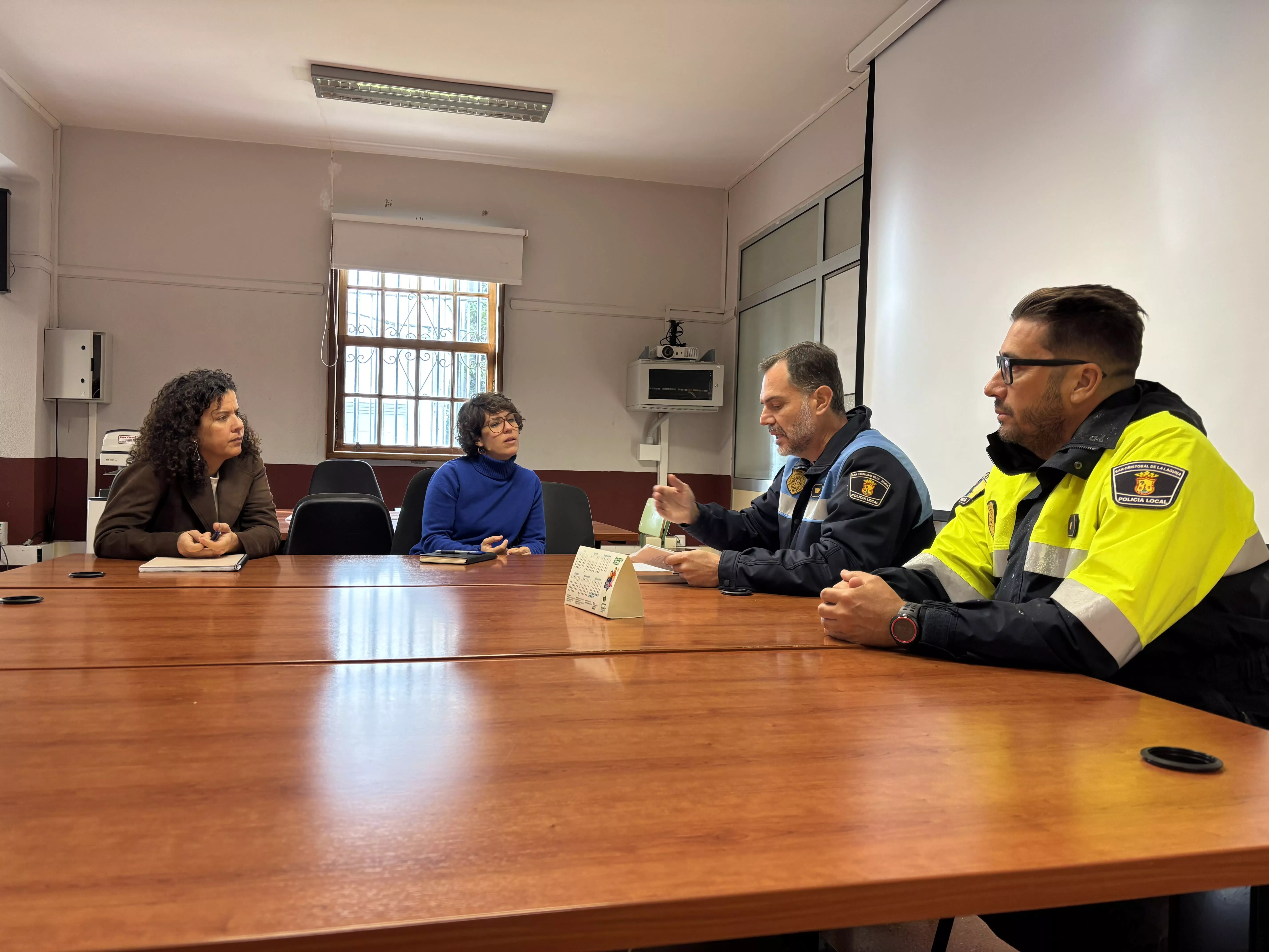 La Laguna inicia una campaña de prevención de acoso escolar en los centros educativos. En la imagen, reunión en un colegio. / AYUNTAMIENTO DE LA LAGUNA