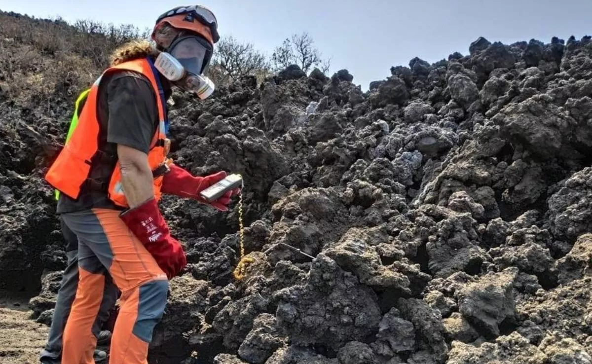 Investigadora en una colada de lava. /IGME CSIC