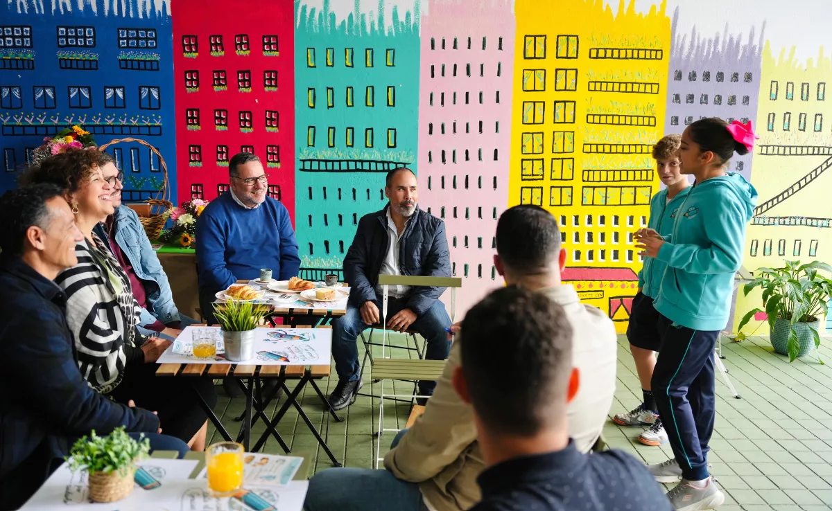 Visita de Poli Suárez a la cafetería educativa del CEIP Valencia / EDUCACIÓN