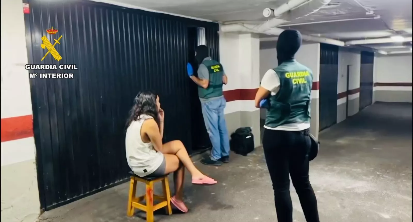 Desarticulada en Canarias una red criminal que estafó más de 265.000 euros suplantando a bancos. En la imagen, la operación policial. / GUARDIA CIVIL