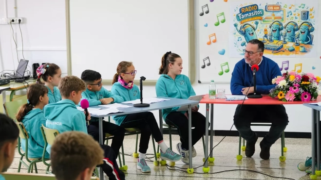 Visita de Poli Suárez a la radio escolar del CEIP Valencia / EDUCACIÓN