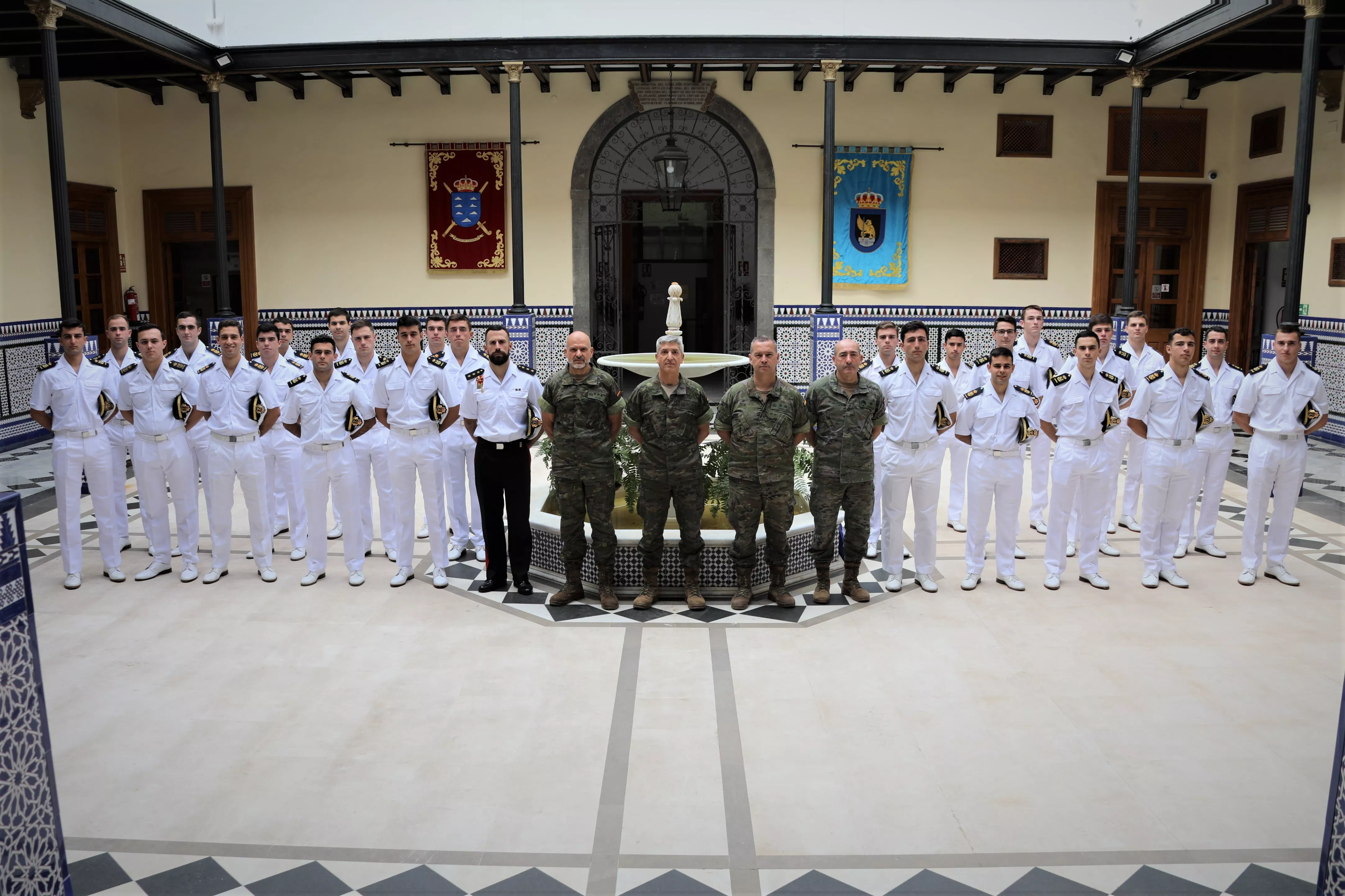 Visita de los guardiamarinas del buque escuela Juan Sebastián Elcano al Palacio de Capitanía. / MANDO DE CANARIAS