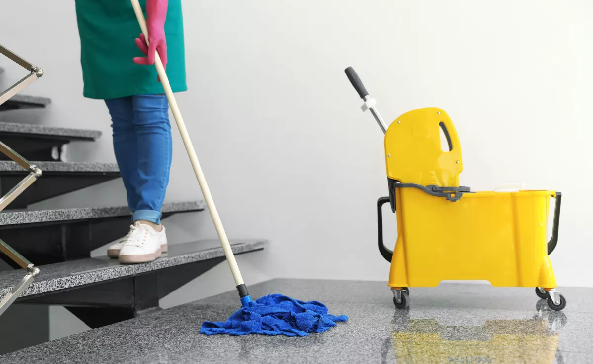 Una trabajadora de limpieza. / IMAGEN DE ARCHIVO