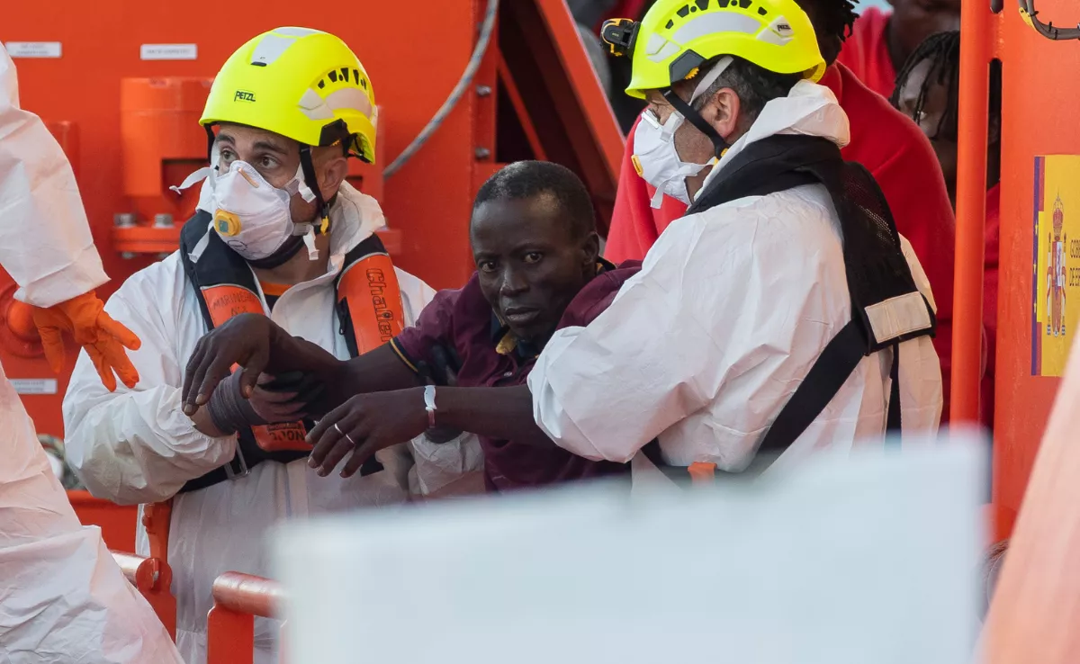 Una de las personas rescatadas en el cayuco / EFE - QUIQUE CURBELO