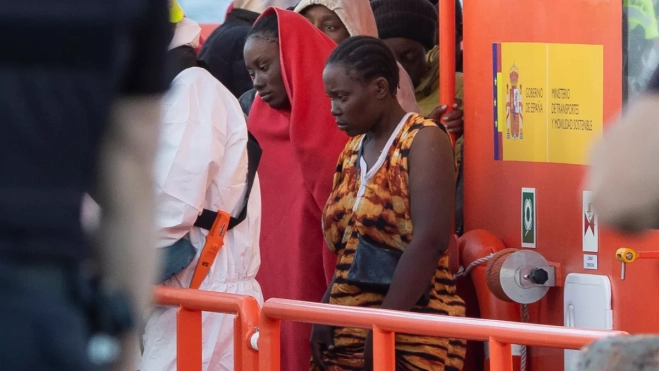 Una de las personas rescatadas en el cayuco / EFE - QUIQUE CURBELO