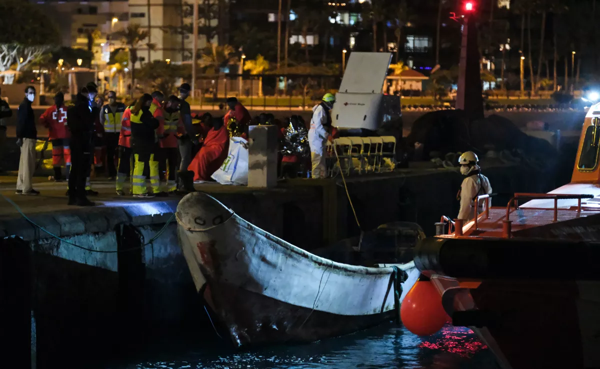 Imagen del cayuco en el sur de Tenerife / EFE - ALBERTO VALDÉS