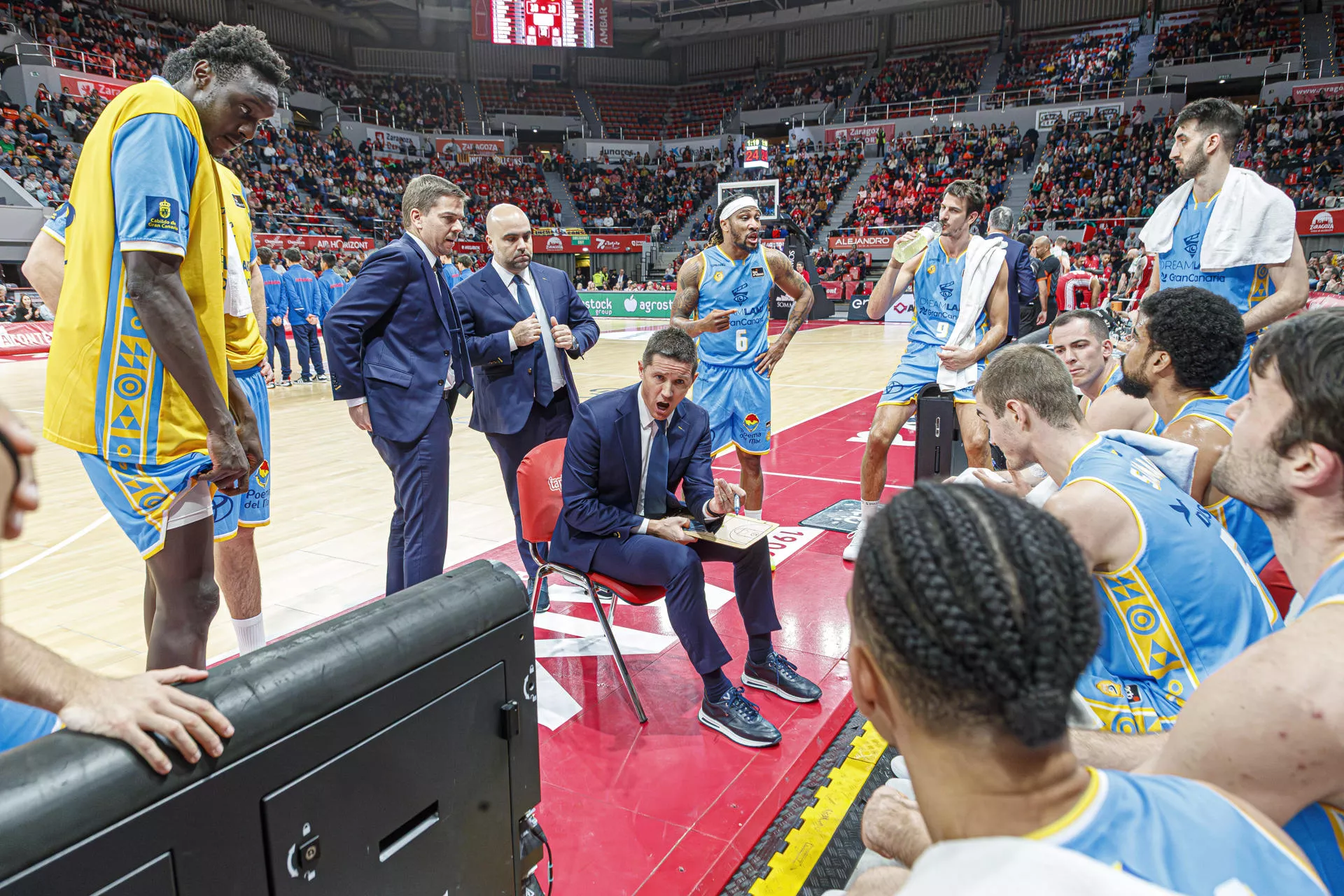 El Granca se retrasa en el abono de nóminas a técnicos y jugadores por impagos de patrocinadores. En la imagen, Jaka Lakovic se dirige a sus jugadores en un tiempo muerto. / JAVIER BELVER-EFE