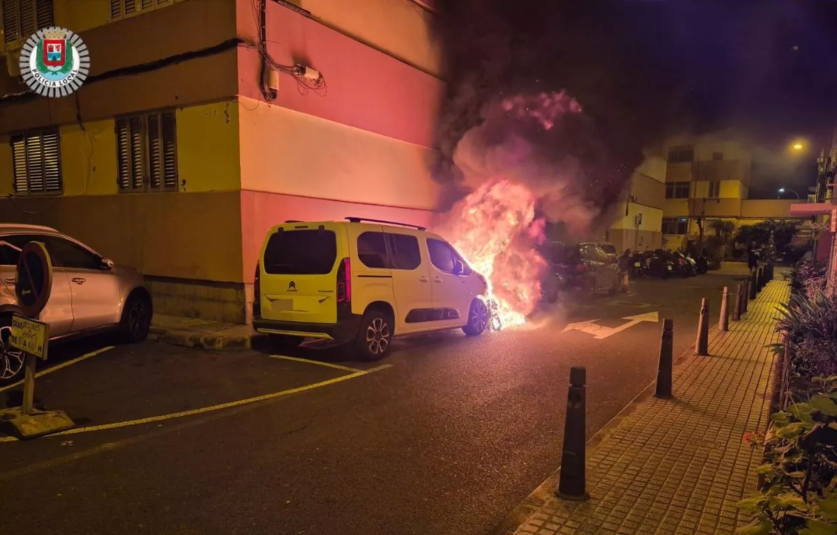 Susto en La Isleta por el incendio de dos coches en Juan Rejón. AH