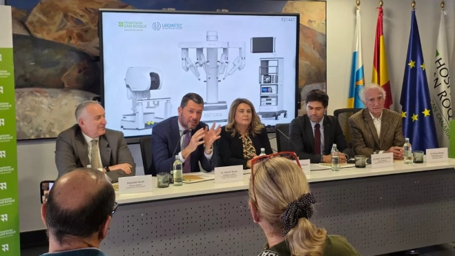 Sebastián Sansó, director general de Hospitales Universitarios San Roque; el Dr. Alberto Breda, presidente de la ERUS; la Dra. Herminia Rodríguez, vicepresidenta del grupo hospitalario; el Dr. Pablo Juárez del Dago, CEO de UROINTEC; y el Dr. Richard Gaston, referente internacional en cirugía robótica