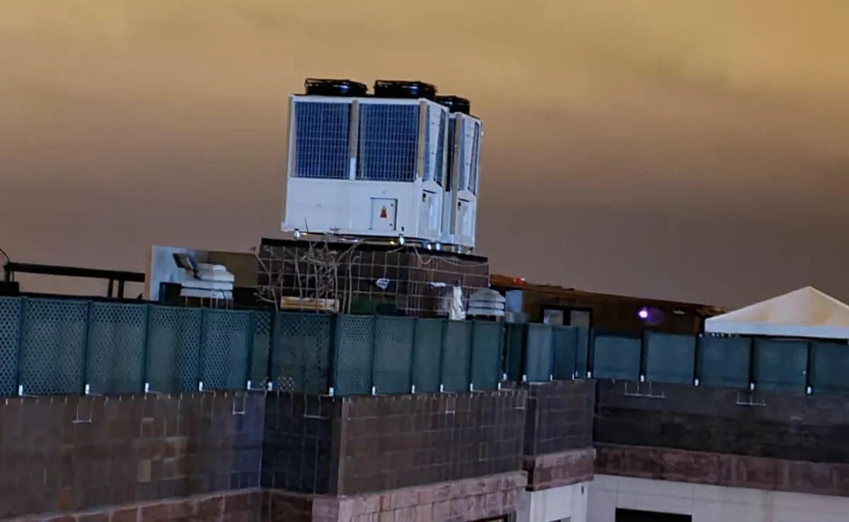 Las máquinas instaladas por el centro médico de Siete Palmas que tiene en vilo a 26 familias del edificio Residencial La Cima. / AH