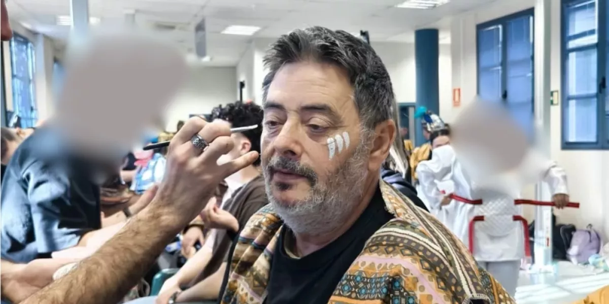 El presidente de la batucada Piratas del Caribe, Manuel Benítez, se parara para una actuación en el Carnaval de Las Palmas de Gran Canaria. / AH