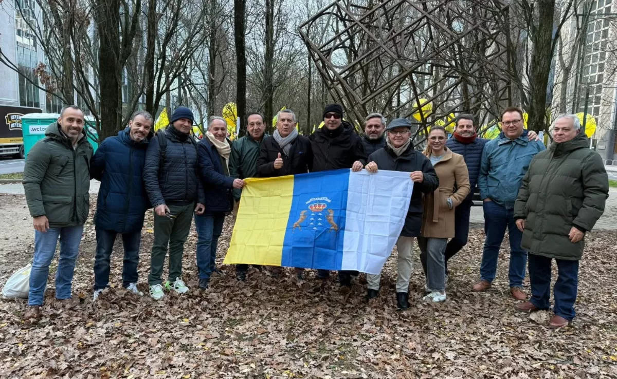 Agricultores y ganaderos canarios en una protesta en Bruselas en diciembre de 2025. A la izquierda, el presidente de ASAGA-ASAJA Canarias, Theo Hernando./ TH