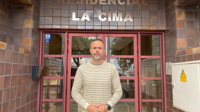 José de la Rosa, presidente de la comunidad de vecinos que lleva denunciando más de tres años las obras del centro médico. / AH