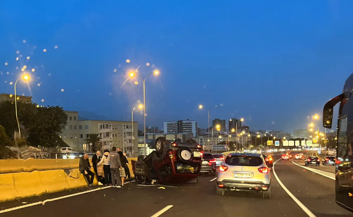 Un 4X4 volcado en la TF-5 en el acceso a Santa Cruz de Tenerife./ CEDIDA