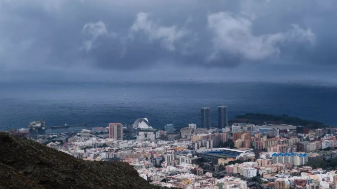 Imagen de cielos nubosos en Santa Cruz de Tenerife / EFE - ALBERTO VALDÉS