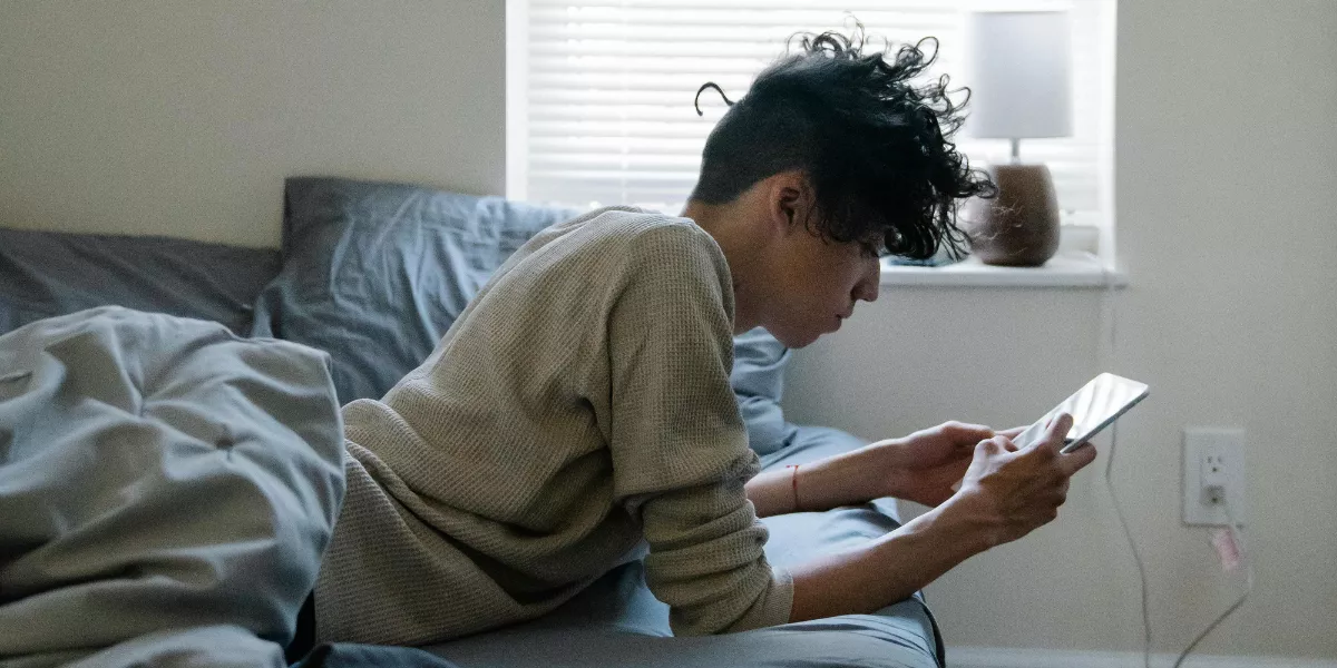 Imagen de un joven en su casa / PEXELS