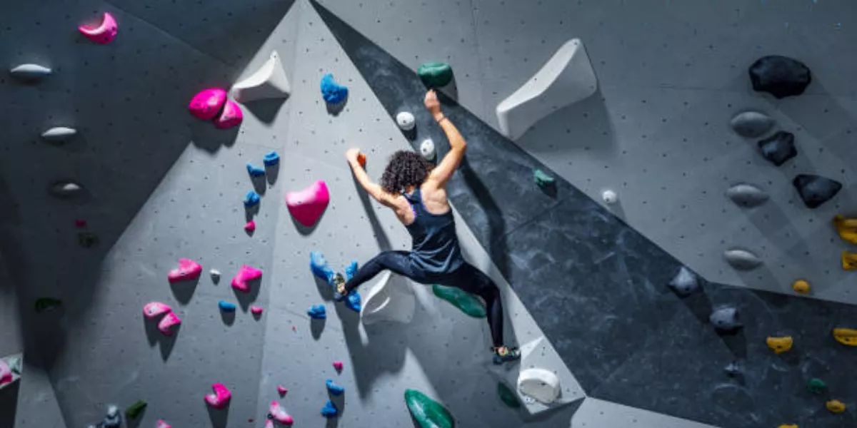 Imagen de una persona haciendo escalada en un rocódromo / PEXELS 