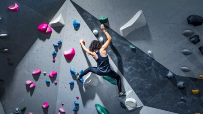 Imagen de una persona haciendo escalada en un rocódromo / PEXELS 