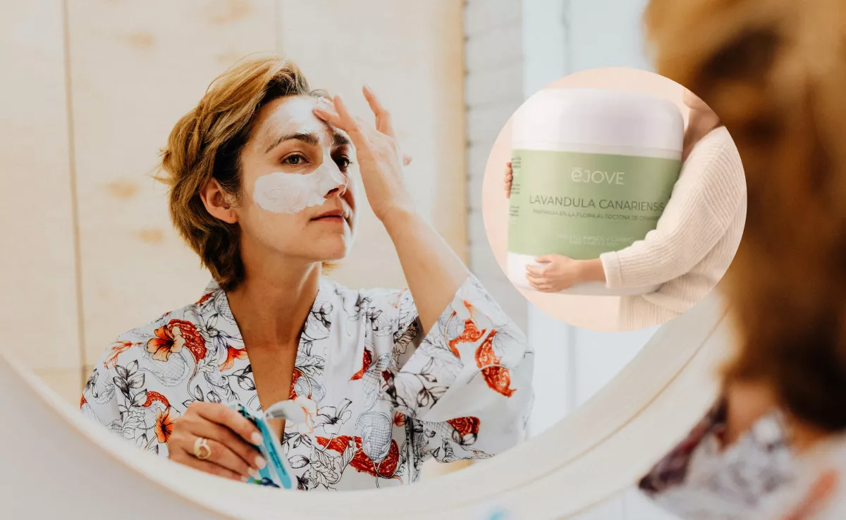Imagen de una persona haciéndose la skincare / CANVA 