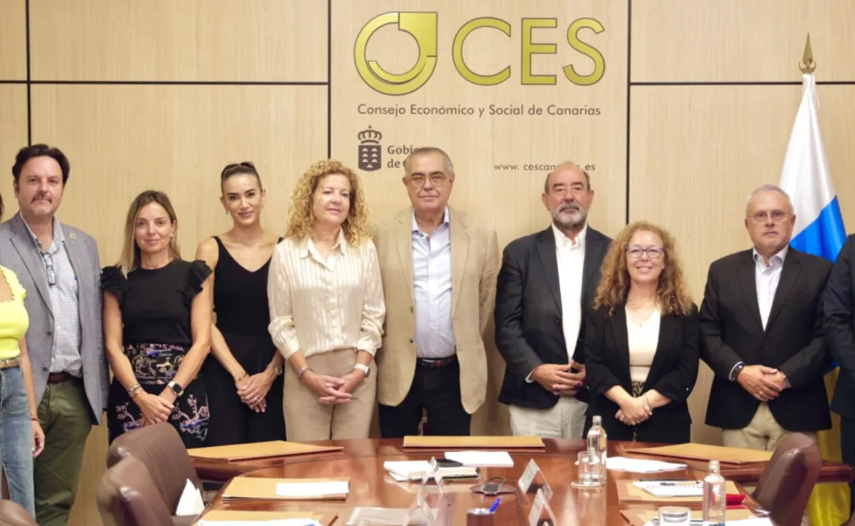 José Carlos Francisco (presidente del CES), en el centro, preside una foto de familia del Consejo Económico y Social de Canarias./ CES