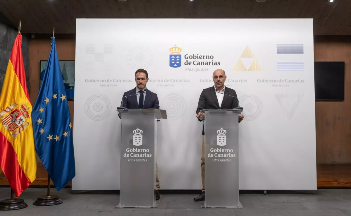 El consejero de Transición Ecológica del Gobierno de Canarias, Mariano Hernández Zapata (izquierda) y el viceconsejero de la Presidencia, Alfonso Cabello./ CEDIDA