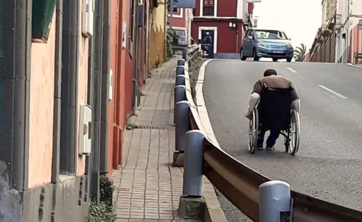 Los postes en la acera impiden que puedan pasar personas en silla de ruedas o carritos de bebés / CEDIDA