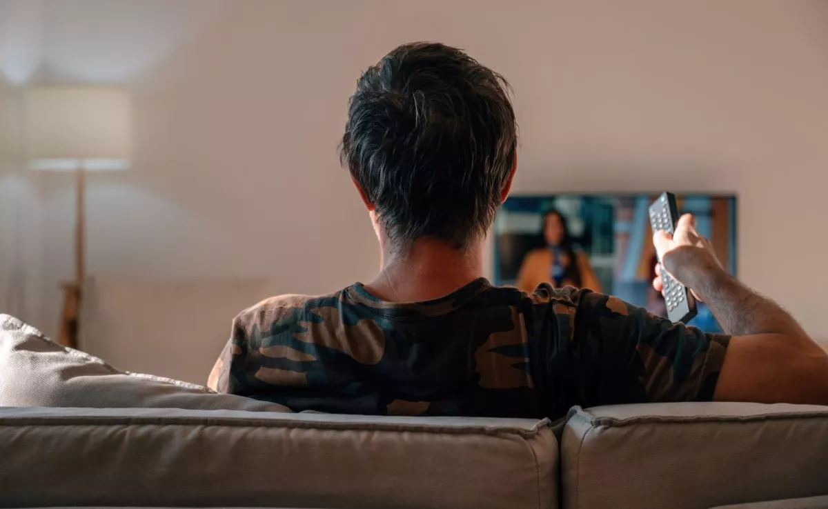 Una persona ve la televisión./ ARCHIVO