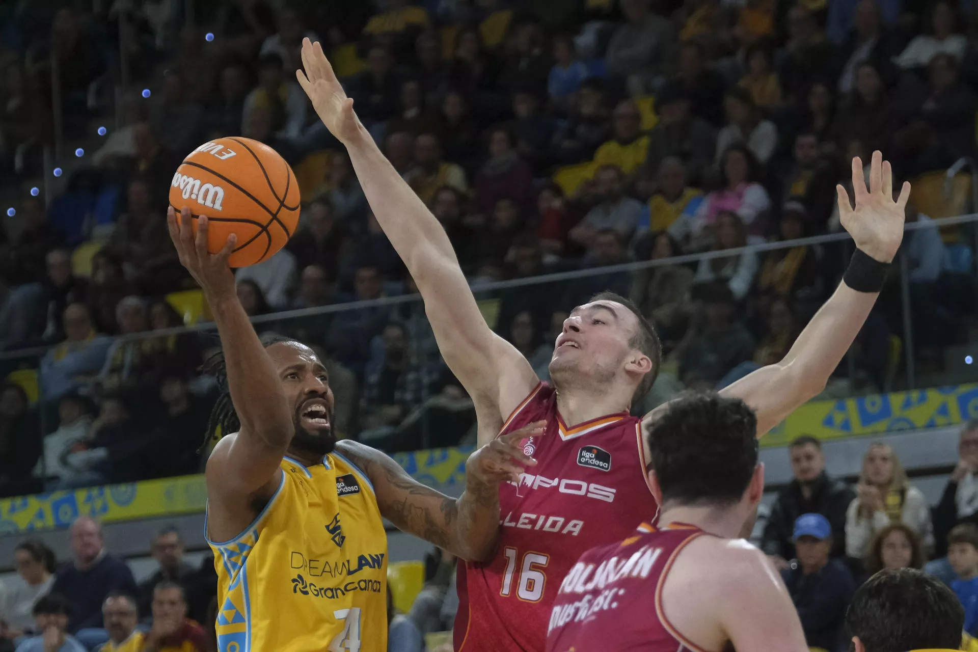 Braian Angola entra a canasta durante el partido entre el Granca y el Hoyos Lleida. / ÁNGEL MEDINA-EFE