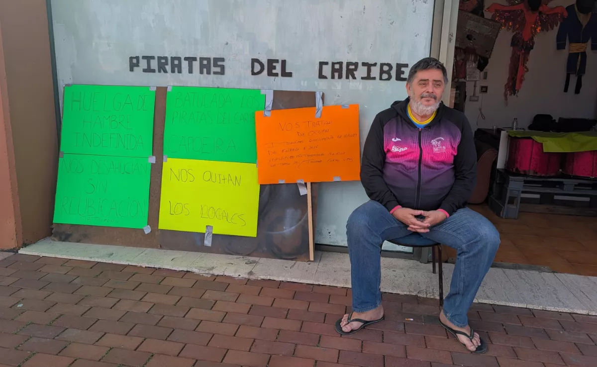 El presidente de Piratas del Caribe, Manuel Benítez, a la entrada del local que la batucada tiene en la Plaza de La Música.  / AH