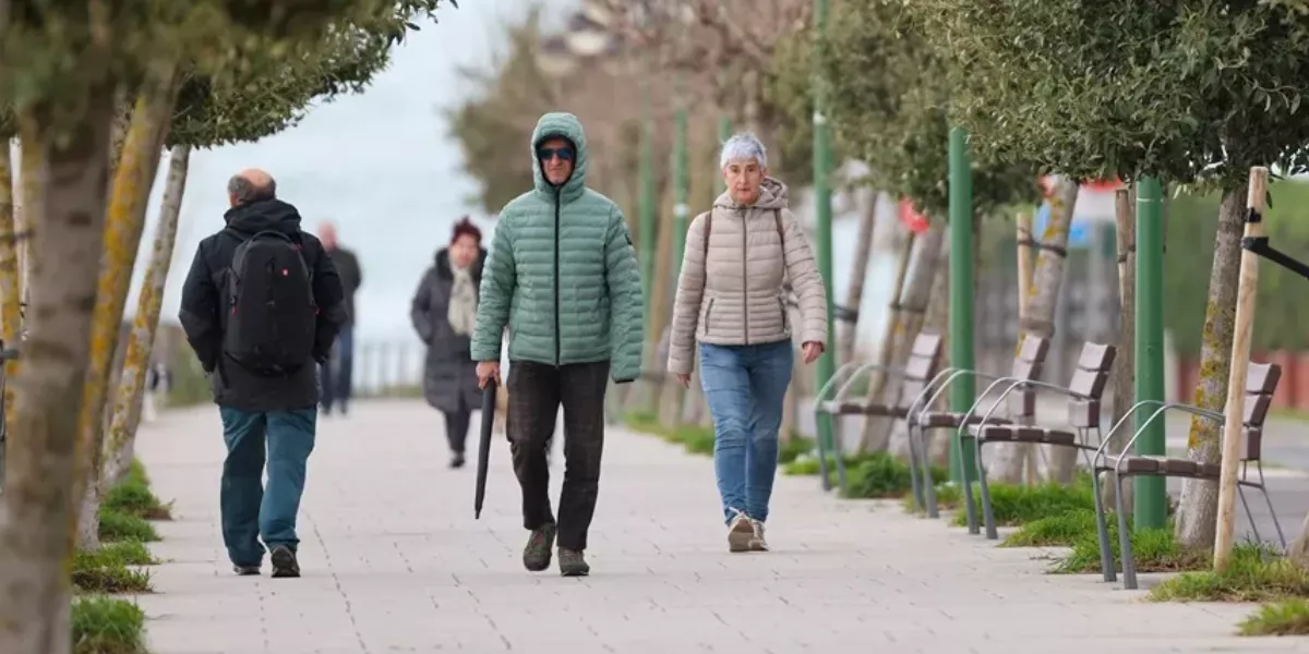 Imagen de personas paseando por la calle con temperaturas bajas / EFE