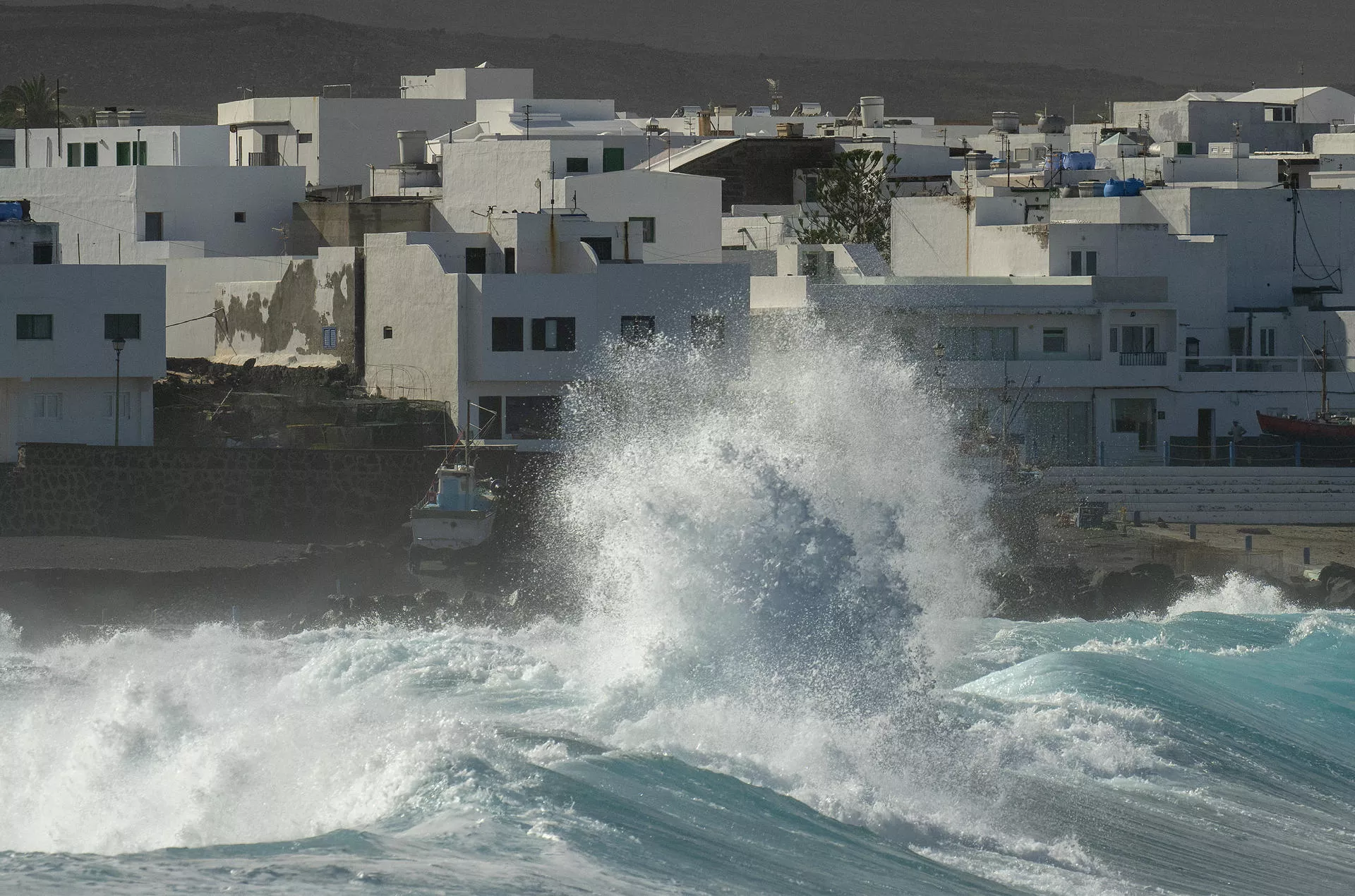 Temporal de olas en Caleta de Famara, pueblo del noroeste de Lanzarote este domingo. / EFE - ADRIEL PERDOMO
