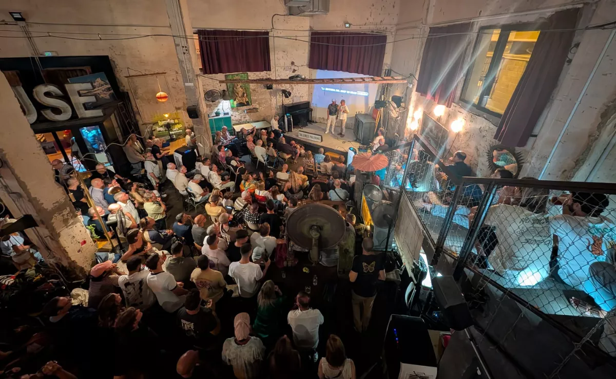 Lleno en Talleres Palermo para ver 'Historia del surf en Gran Canaria', de Agustín Macías, que se estrenó el pasado noviembre en Las Palmas de Gran Canaria. / M. REYES 