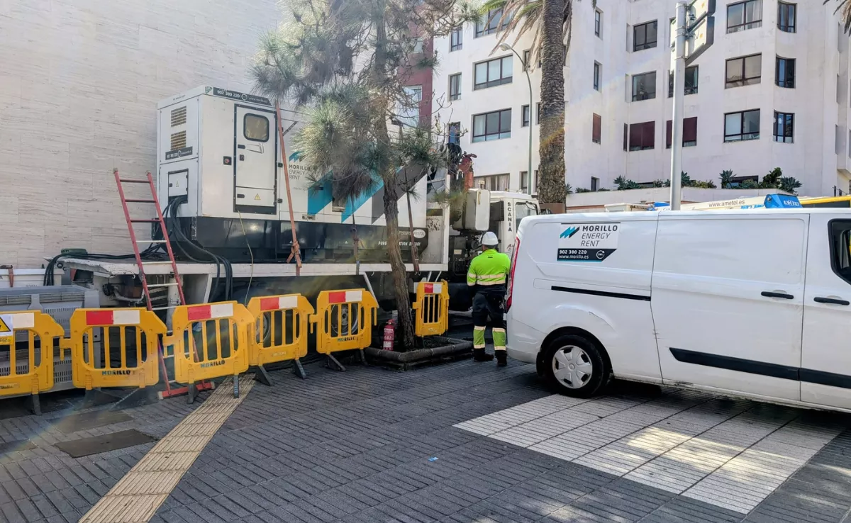 El grupo electrógeno instalado de emergencia en Bravo Murillo para no dejar sin luz a los vecinos de la zona. / M. REYES