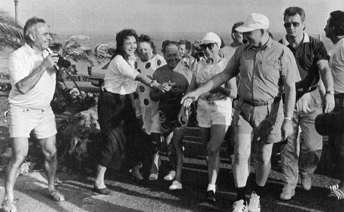 Mijaíl Gorbachov (con gorra y bermudas) y su esposa Raísa, en Lanzarote durante el verano de 1992./ EFE