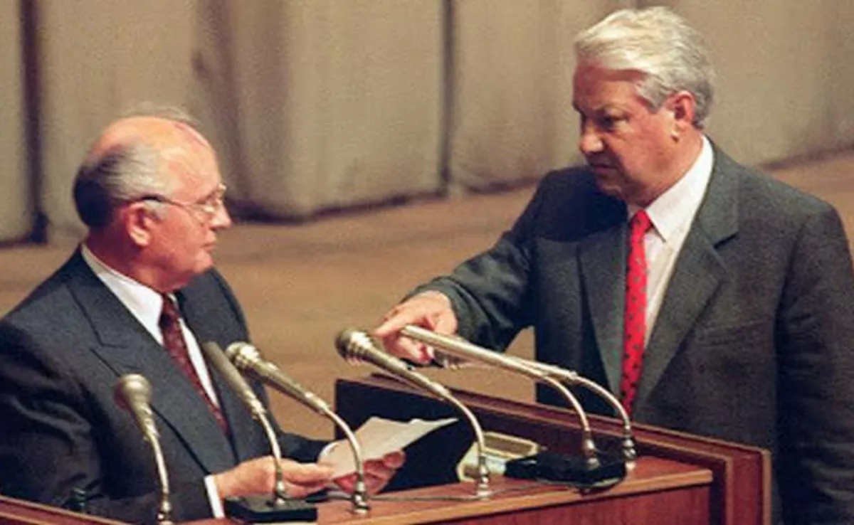 Boris Yeltsin (derecha) impone a Mijaíl Gorbachov la supresión del comunismo en Rusia./ ARCHIVO