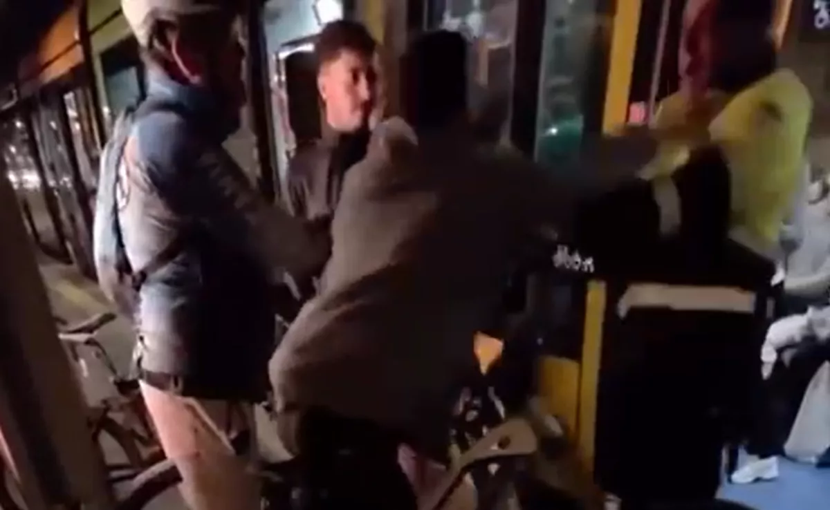 Ciclistas agreden a un vigilante del Tranvía de Tenerife por prohibirles subir las bicis: "Maricón"./ ARCHIVO