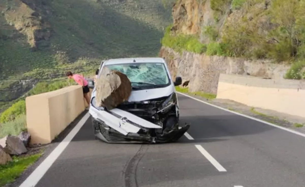 Una roca aplasta un coche en la TF-82./ CABILDO TENERIFE