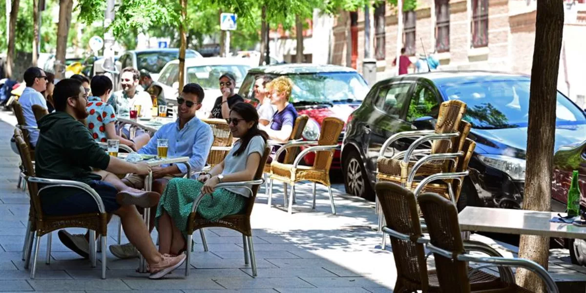 Imagen de personas en terrazas / EFE