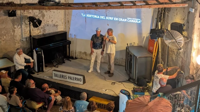 Agustín Macías y Sergio Urrestarazu, en Talleres Palermo, durante la presentación del documental. / M. REYES